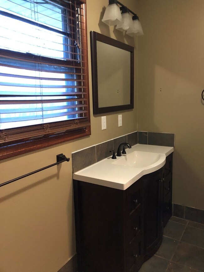 Building Photo - 3 bed/ 1 bath ranch