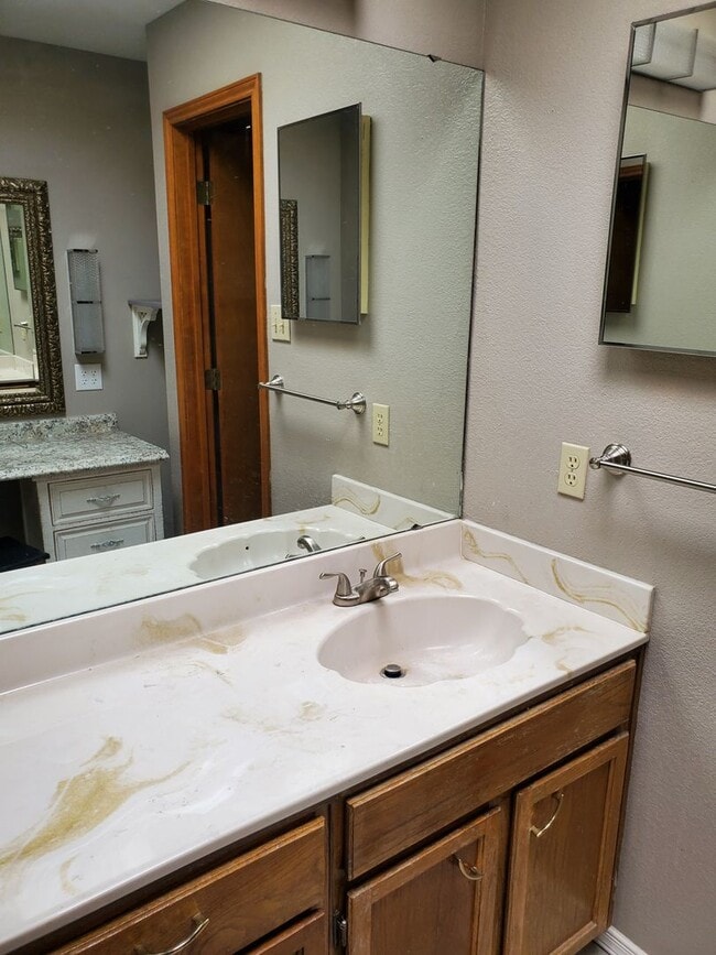 Building Photo - 3 Bedroom, 2 Bath with large fenced in bac...