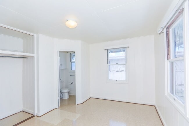 Building Photo - Waiola - upstairs 1 bedroom with 1 parking - window air conditioner in bedroom..