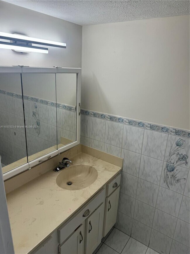 Building Photo - 14820 Naranja Lakes Blvd