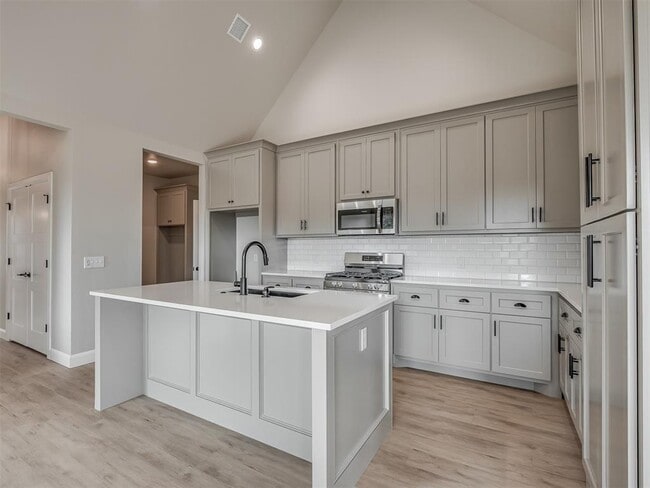 Building Photo - 924 Kyle Dr