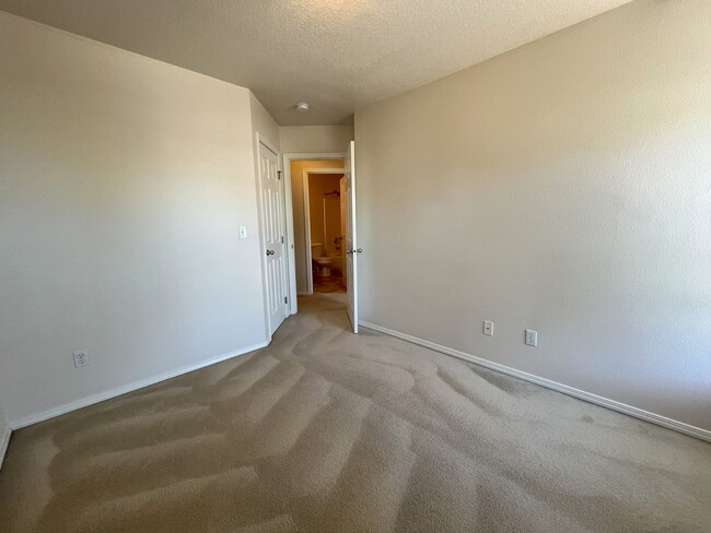 Building Photo - Welcome to this charming 3-bedroom, 3-bathroom home in Forest Grove!