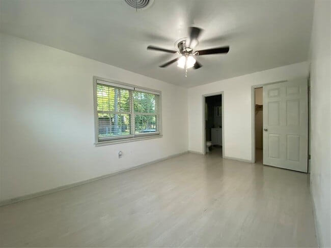 Building Photo - 608 Willow Bend Dr