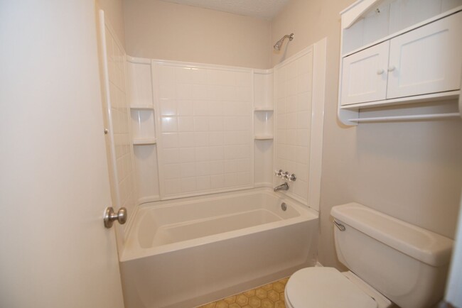 Building Photo - Renovated 2/1 Condo in Sandy Springs w/ Po...