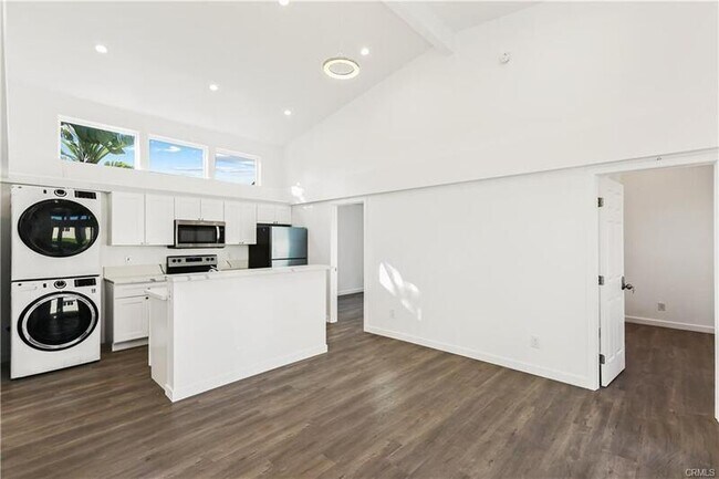 Building Photo - 552 N Cambridge St