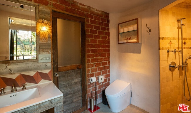 Building Photo - 8978 Wonderland Ave