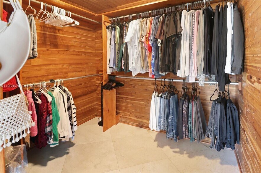 Building Photo - 2031 NE 14th Ct