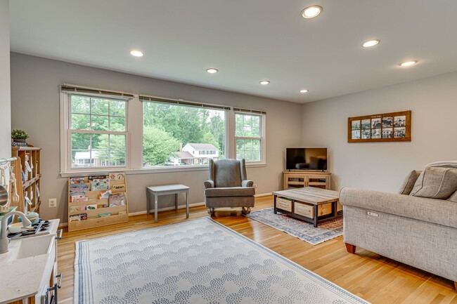 Building Photo - Spacious 4-bedroom home in West Springfield!