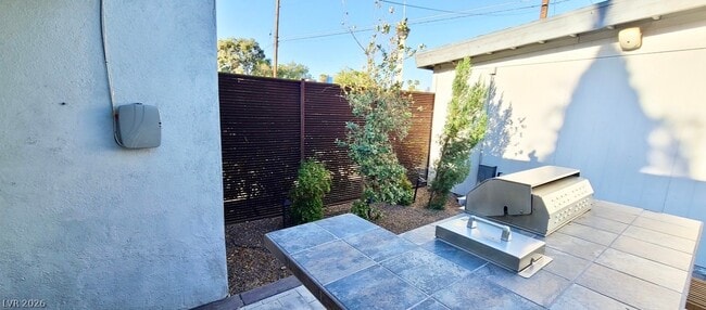 Building Photo - 1332 5th Pl