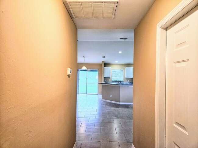 Building Photo - Move-in Ready 3 BR & 2 BA