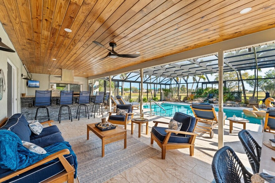 Building Photo - 12 Fairway Dr