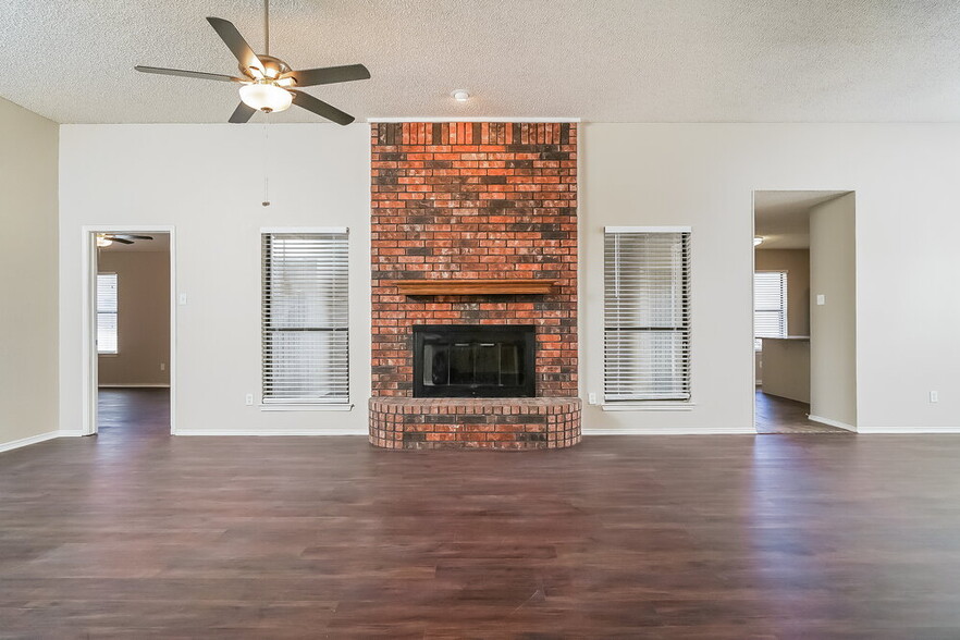 Building Photo - 812 Ironsides Ln