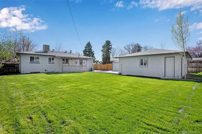 Building Photo - Gorgeous 5 Bedroom 2 1/2 Bathroom Littleto...