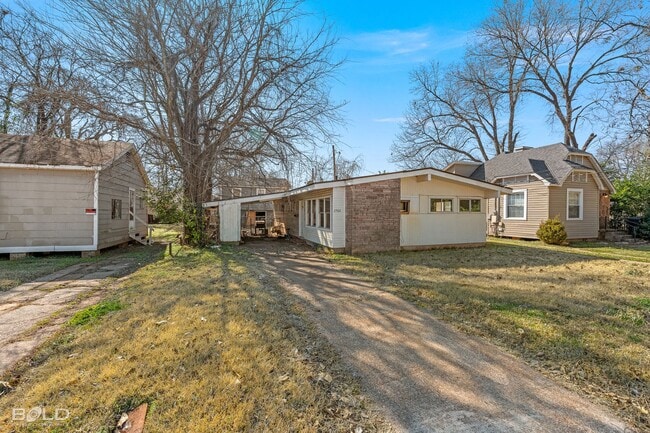 Building Photo - 2560 Lamar St