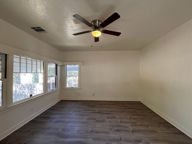 Building Photo - 1434