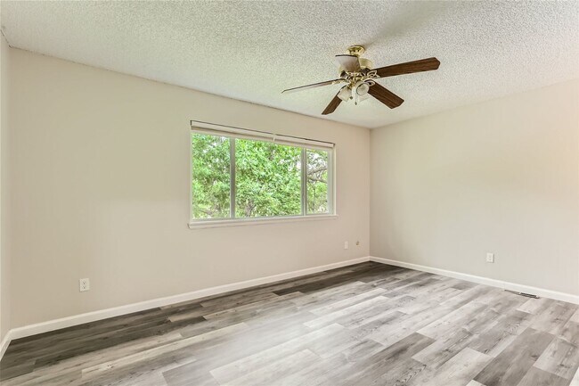 Building Photo - Charming 3 Bedroom 2 Bath Townhome In Aurora!