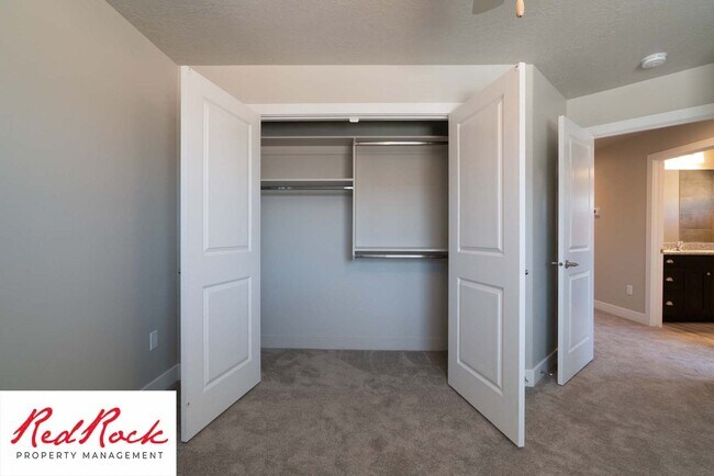 Building Photo - 494 530 W