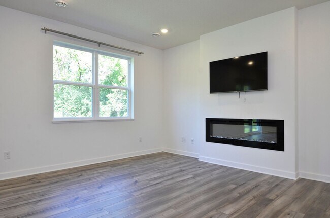 Building Photo - 3858 Heath Ave N