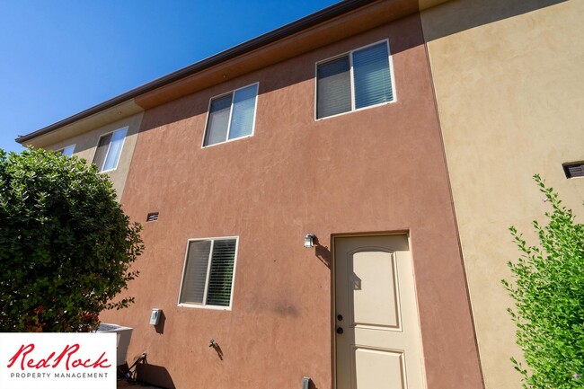 Building Photo - DOG-FRIENDLY 3 Bedroom Townhome with INTER...