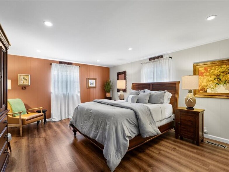 Spacious back bedroom - queen size - 1868 Tickton Hall Rd