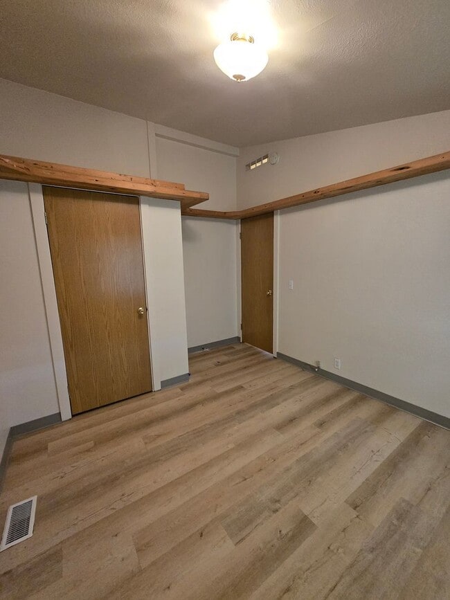 Building Photo - Pet Friendly 3bed : 2bath home w/ Garage