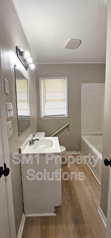 Building Photo - 1702 Spry St
