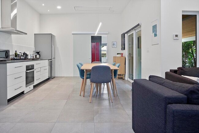 Building Photo - 112 S J St