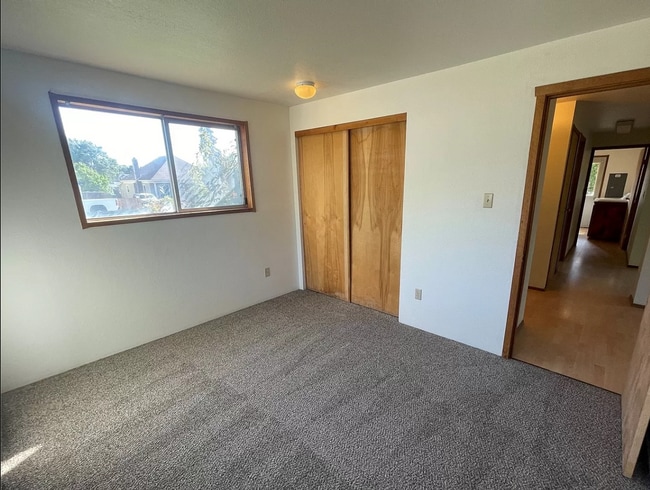 Building Photo - Custom 3 Bedroom Home for Rent