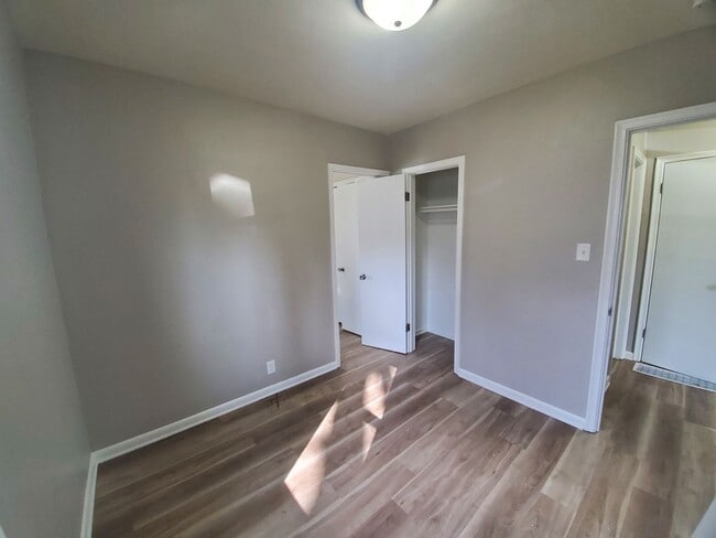 Building Photo - 3 Bedroom, 1 Bathroom with partially fence...