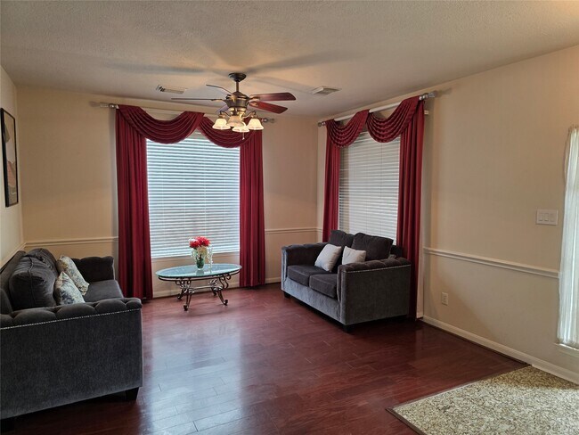 Building Photo - 2715 Riverhollow Ln