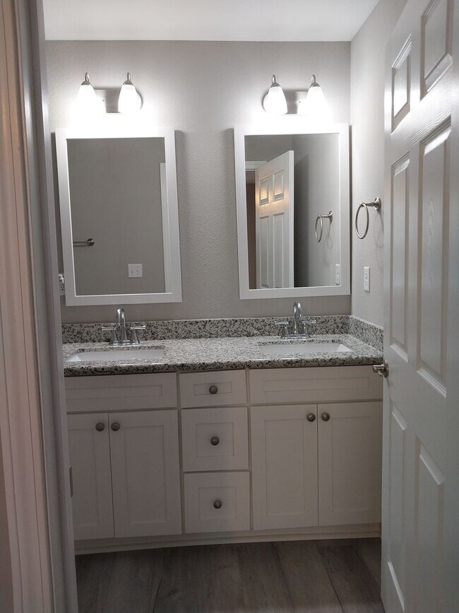 Building Photo - Gorgeous 3 Bedroom 2.5 Bath Townhome