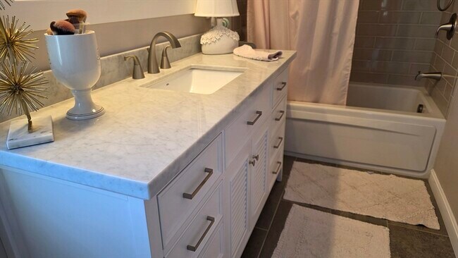 Building Photo - 533 Prospect St