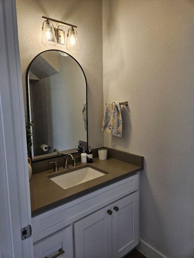 Building Photo - Beautiful 3 bedroom Condo
