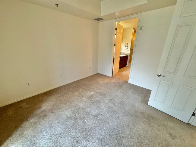 Building Photo - LIMITED TIME ONLY-MOVE IN SPECIAL OFFER WITH THIS AMAZING ONE BEDROOM CONDO CENTRALLY LOCATED IN ...