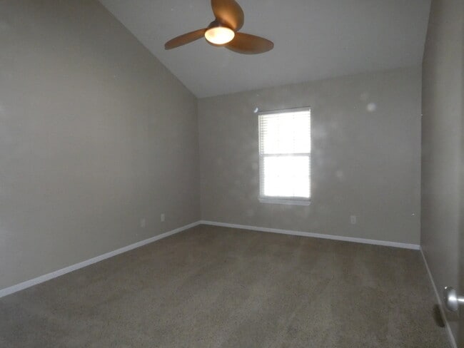 Building Photo - Beautiful Condo in North Kansas City School District!