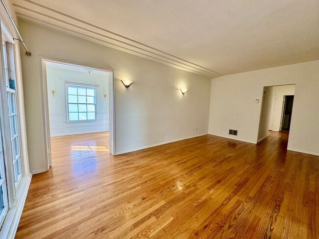 Building Photo - Sun-Filled 1-bed 1-bath First Floor short ...