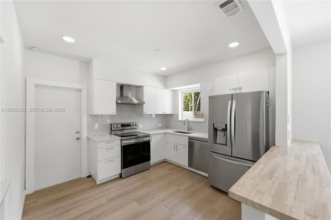Building Photo - 10801 Peachtree Dr