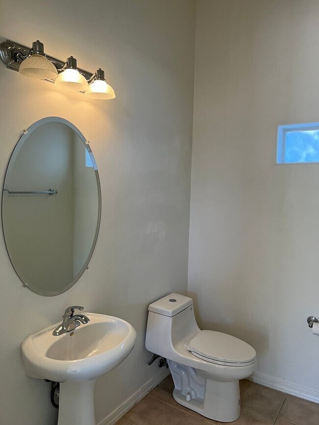 Building Photo - Elegant, spacious 3/2.5 home in gated LaPrivada