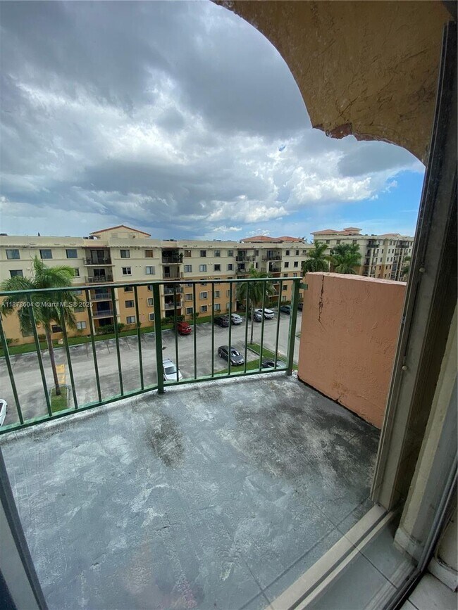 Building Photo - 9350 Fontainebleau Blvd