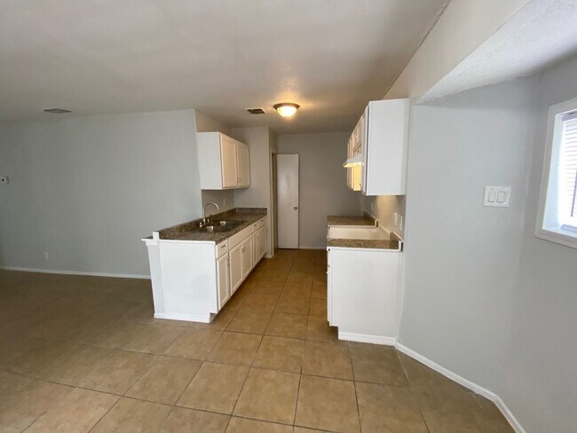 Building Photo - Spacious 2BR/1BA- Home Available Now!