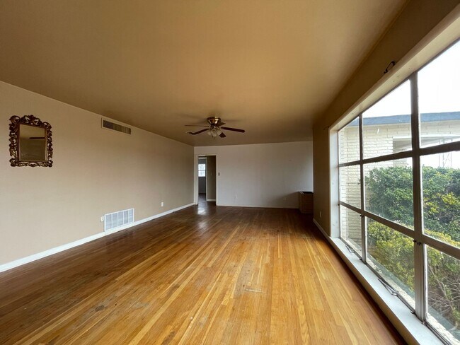 Building Photo - Texas-Style Charm and Comfort – 3-Bed, 2-B...