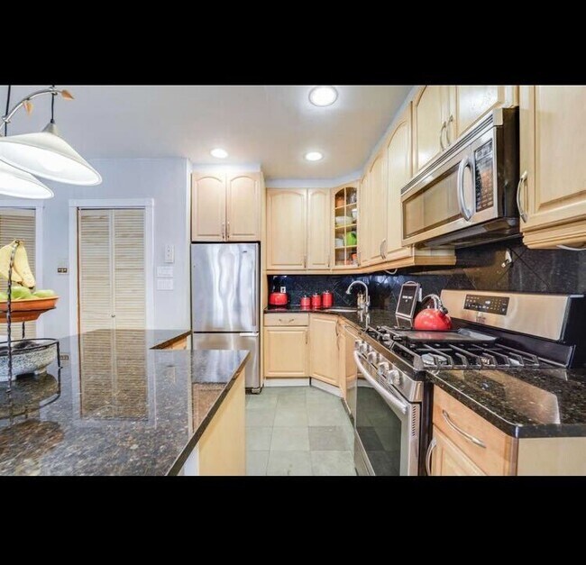 Primary Photo - 556 1st St