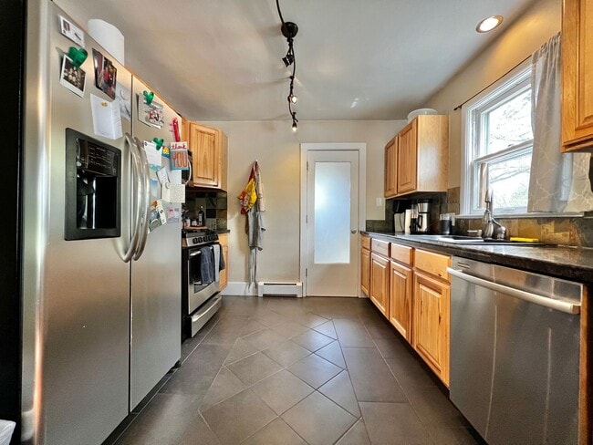 Building Photo - Amazing Location for a 2-Bedroom, 1-Bathroom Duplex Unit!
