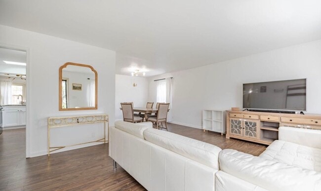 Building Photo - 3BR/2BA Home w/Finished Basement for Rent in Jtown!