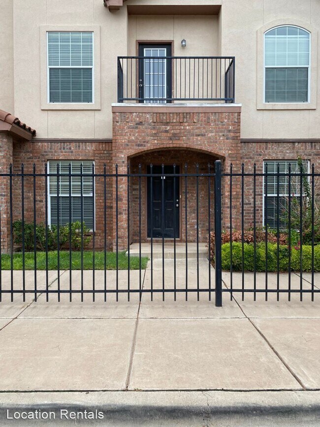 Building Photo - 2 br, 2.5 bath House - 2112 Main Street #4