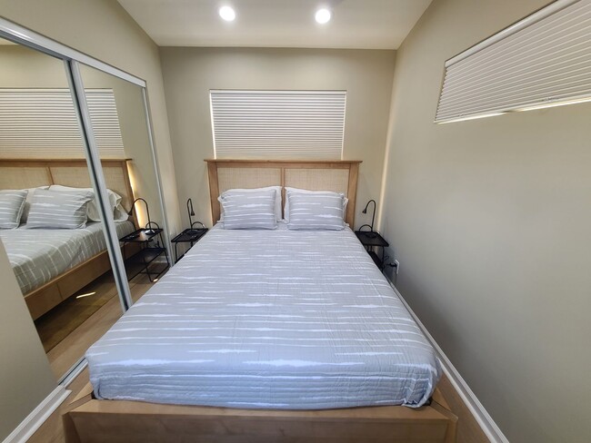 Building Photo - New built and fully furnished 2 bed 2. 5 b...