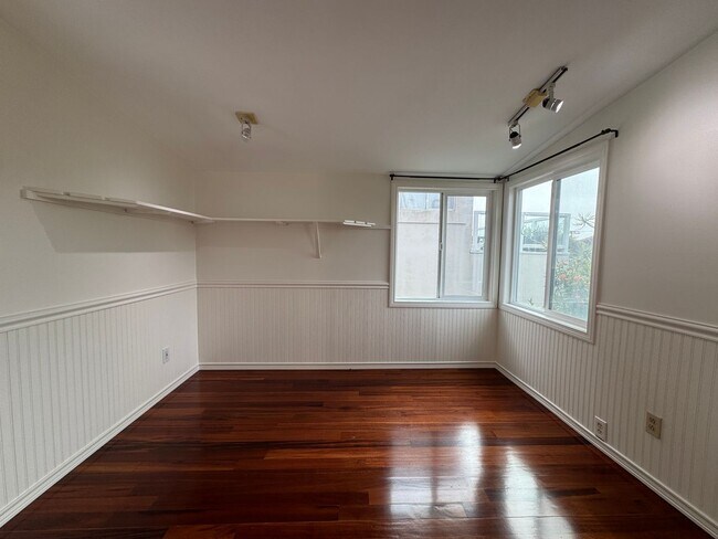 Building Photo - Stunning 2 Bedroom and 2 Bathroom Back House Available Now!