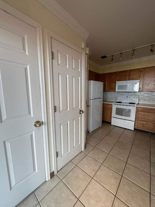 Building Photo - 2 bedroom Condo nearby Cherry Creek