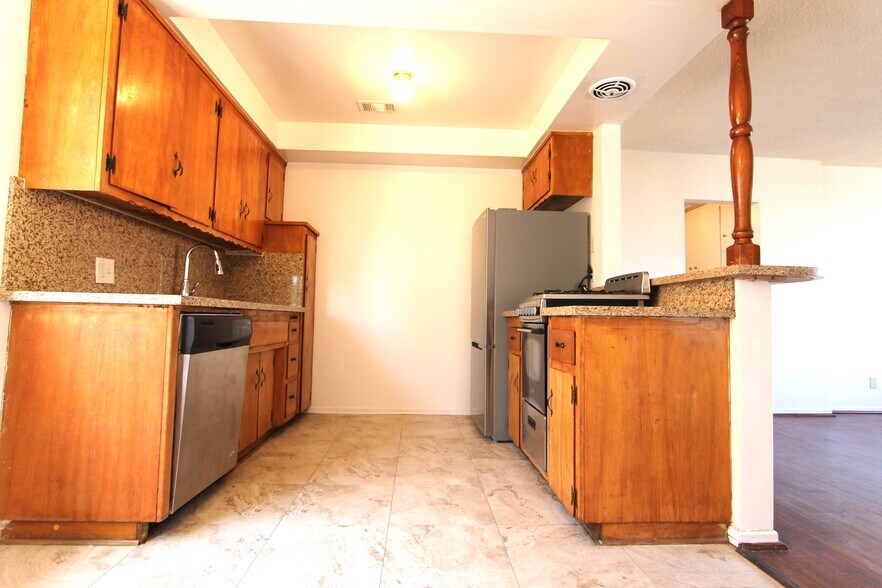 Building Photo - 308 N Primrose Ave