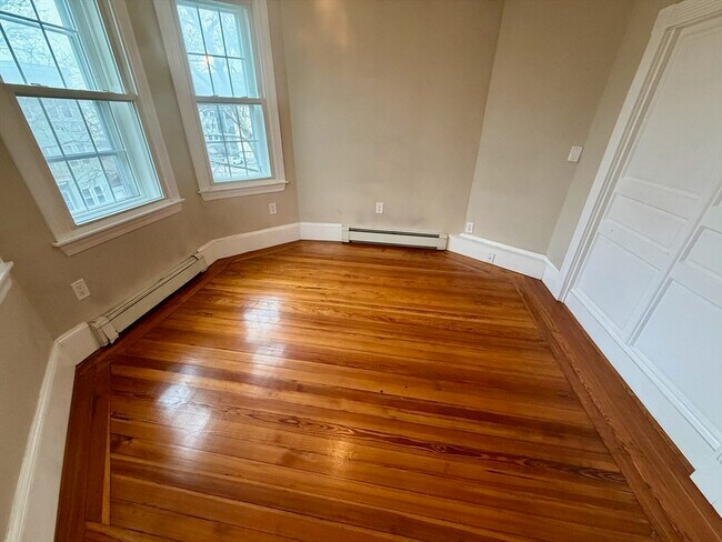 Building Photo - 324 Chelsea St